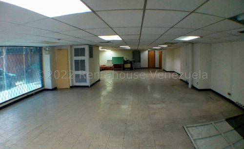 Boleíta Norte !! Fabuloso Local Comercial, 348 M2, Amplias Oficinas, 4 Baños, Espectacularmente Mantenido, Fachada De Ladrillos, 7 Puestos De Estacionamiento.