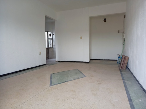 Apartamento Grande Sobre Avenida