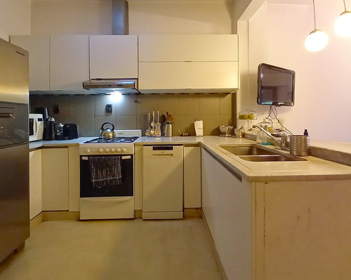 Casa 6 Ambientes Con Dormitorio En Suite Y Jardin Con Pileta En Castelar Cod6222