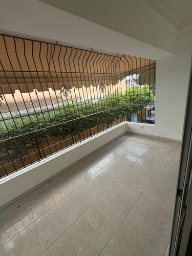 Apartamento 2do. Nivel Evaristo Morales Tres Habitaciones