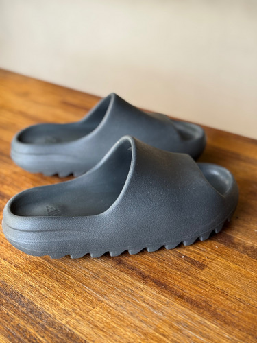 Ojotas Yeezy Slide Adidas Originales (Usado)