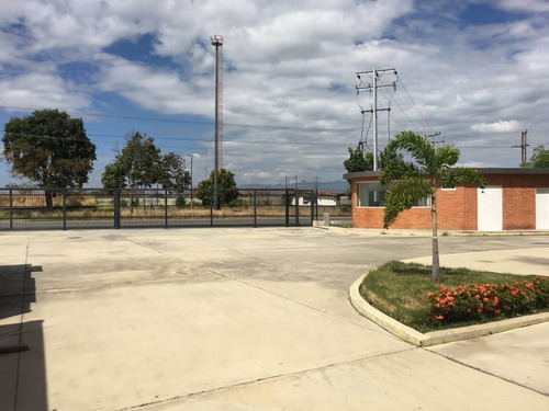 Imagen 7 de 12 de Yohandys Castillo Vende Complejo Industrial De Galpones