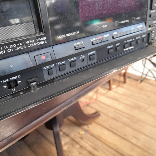 Imagem 7 de 10 de Videocassete Antigo Sanyo Vhr 2250 Mordendo Fita Com Control