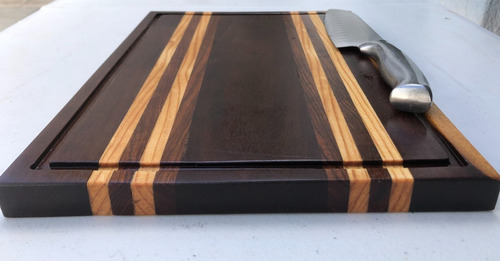 Una Tabla De Madera Para Picar O Servir Premium