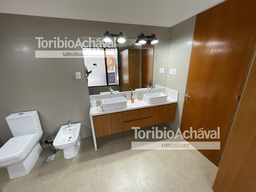 Destacada Casa Sobre La Costa En Balneario El Ensueño
