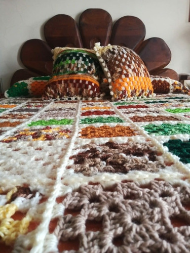 Colcha Artesanal Tejida A Mano Con Dos Cojines