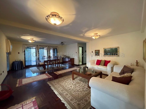 Casa En Venta Maracay Urb Andres Bello Con Piscina Y Parrillera En Buenas Condiciones Zona Norte Kg:24-24527