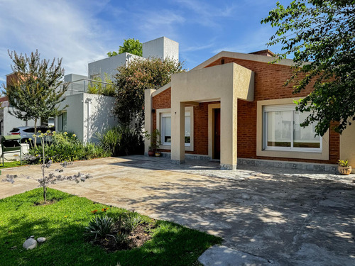 Venta De Casa 5 Ambientes En Banco Provincia - Zona Golf, Moreno