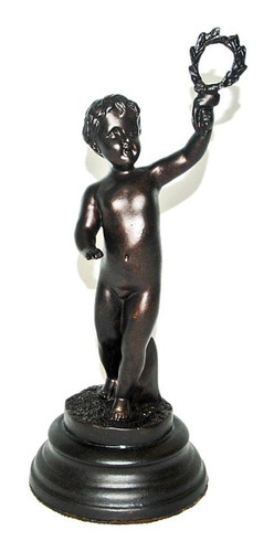Escultura Em Bronze De Menino Segurando Coroa De Louros