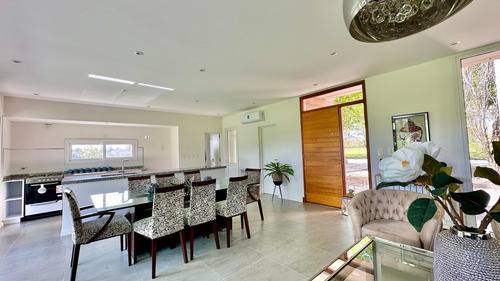 Casa En Venta - 4 Dormitorios 3 Baños - Cochera - 1.250mts2 - Haras Del Sur, La Plata