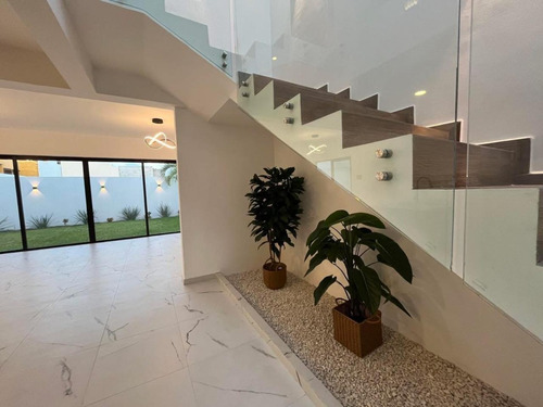 Lomas Residencial Casa Nueva 3 Recámaras Cada Una Con Baño, Jardín Y Terraza, Lista Para Estrenar.