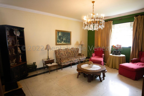 Bella Casa, Con Amplios Espacios Y Jardines Ubicada En Calle Cerrada. 25-17564.