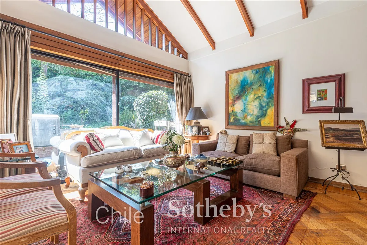 Casa En Venta De 5 Dorm. En Las Condes