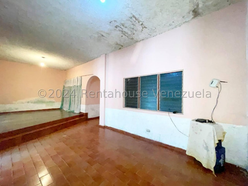 Casa En Alquiler Con Amplios Espacios En San Ignacio Maracay Estacionamiento Techado Agua Constante Estef 25-3327