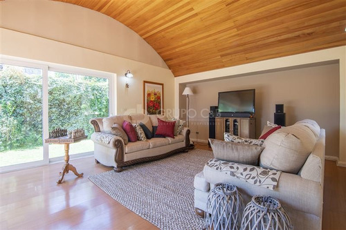 Imagen 4 de 21 de Preciosa Casa Tres Pisos, Con Excelentes Espacios Y Piscina.