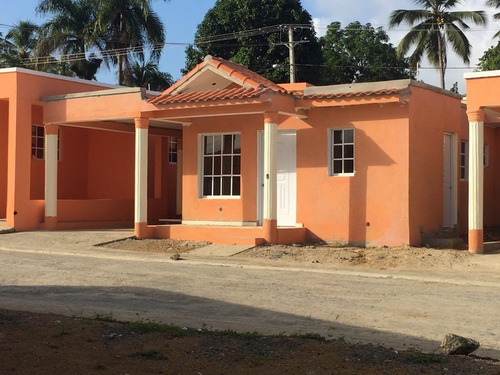 Imagen 1 de 10 de Casas De 3 Habitaciones. 2 Baños. Patio Y Marquesina.