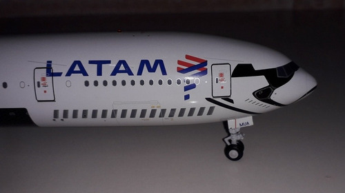 Miniatura De Avião Boeing 777 300 Latam Star Wars.