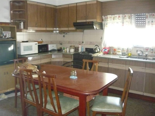 Venta En Block 2 Locales Comerciales + Piso De 4 Ambientes Con Cochera Cubierta