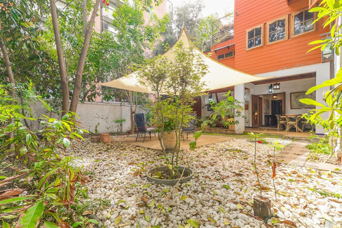 Casa En Venta De 7 Dorm. En Providencia
