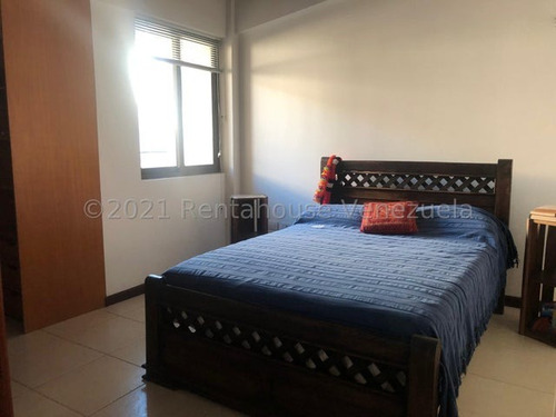 Se Vende Casa Tipo Townhouse Espaciosa, Amplia Inm, Con Cocina Empotrada Concepto Abierto E Integrada A La Sala Y Patio, Pisos De Porcelanato, Pozo Y Planta Electrica 100%. Altos De Guataparo