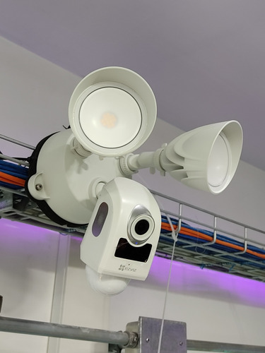 Camara Reflector Ip Wifi Para Exteriores 2mp Ezviz Lc1