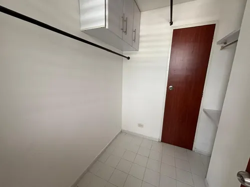 Venta De Apartamento En El Sector La Flora, Area 110 M2 Con Ascensor, Dos Parqueaderos Propios.
