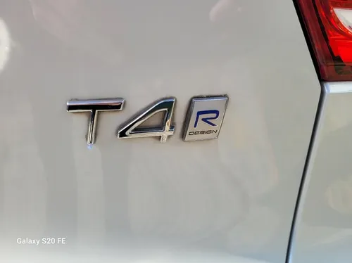 Volvo XC40 2.0 T4 R-DESIGN
