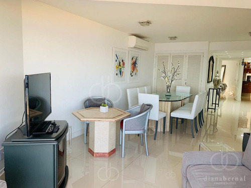 Imagen 8 de 28 de Venta De Apartamento De 2 Dormitorios En Torre Cristal Punta Del Este