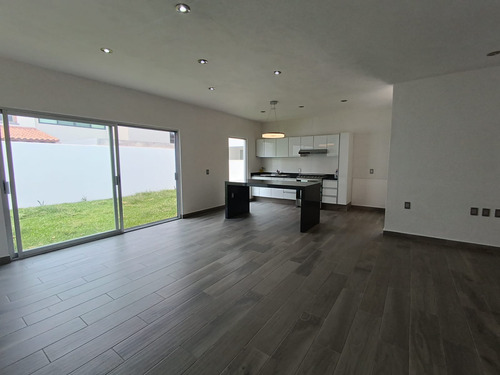 Casa En Venta Con Alberca Privada Y Una Sola Panta En Par Vial Jiutepec Morelos