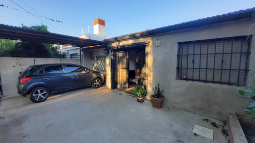 Venta. Casa De Dos Dormitorios Más Comodín Con Cochera. Barrio La Florida.