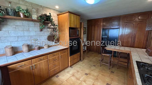 Tg Casa Colonial En Venta En Cumbres De Curumo, En Calle Cerrada Con Vista Al Ávila 24-11853 Ys