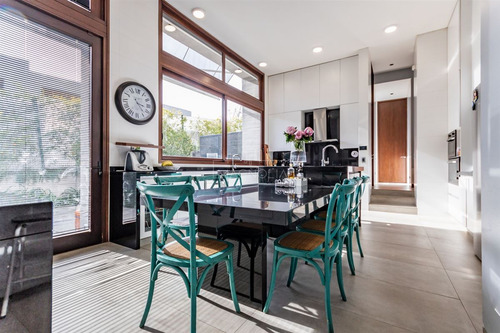 Casa En Venta De 6 Dorm. En Lo Barnechea