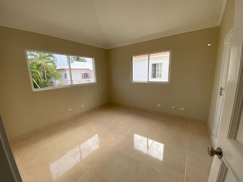 Casa En Venta En Bávaro, Punta Cana Con Piscina Cerca De La Playa, 3 Hab