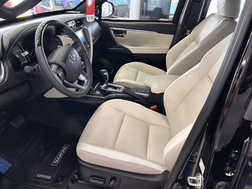 Toyota Hilux SW4 2.8 D-4D TURBO DIESEL DIAMOND 7L 4X4 AUTOMÁTICO