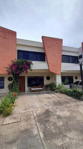 Eglée Suárez Vende Town House En Mucubaji, Naguanagua. Plth-255