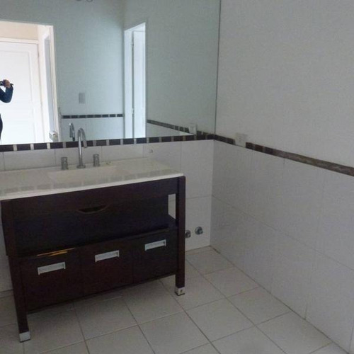 Pilar Del Este, Bªlos Jazmines, Casa En Venta, Excelente Ubicación Con Frente Al Parque Central, 5 Dormitorios