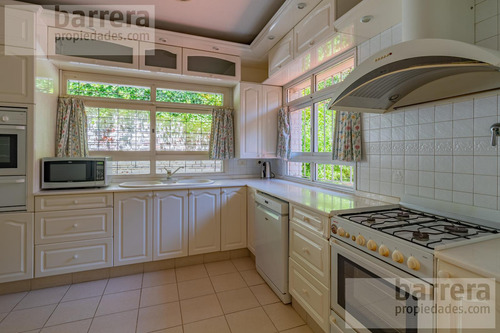 Exclusivo Chalet En Los Troncos: 4 Dormitorios Con Terreno Único