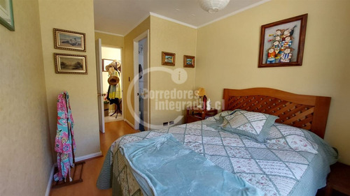 Departamento En Arriendo De 3 Dormitorios. En Santo Domingo