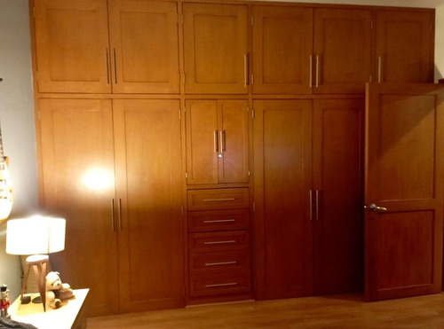 Oportunidad De Inversión - Casa Moderna Con Acabados De Primera En Previlegiada Ubicación En León!!