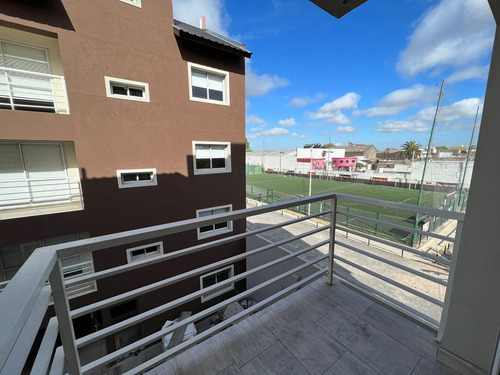 Departamento De Tres Ambientes En Venta En Sarandi