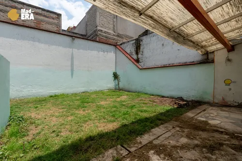 Casa De 4 Recamaras Con Uso De Suelo Comercial Y Jardín Junto Al Centro Médico La Raza