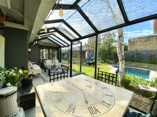 Casa En Venta Vitacura, Remodelada, Cuatro Dormitorios