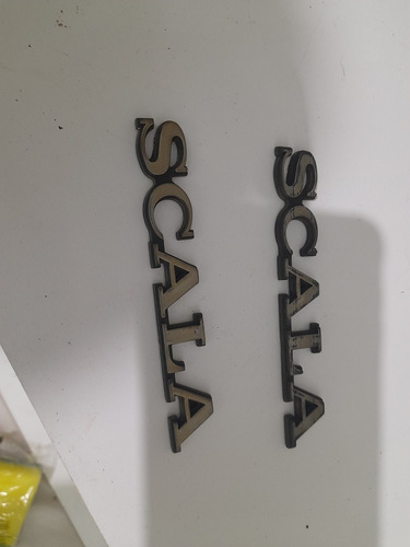 Emblema Plastico Belina Scala Dourada Pintura Um Pouco Gasta