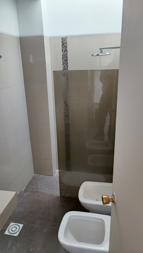 Alquiler Casa Ph. De 4 Dormitorios 2 Baños. Garaje