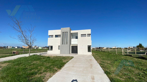 Venta De Casa Con Pileta En San Sebastian Area 5 - Lista Para Que Te Mudes!