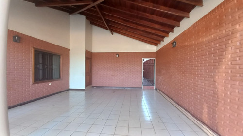 Vendo Casa A Una Cuadra De La Avda. Irrazábal, Centro: 4 Habitaciones Y 4 Baños.