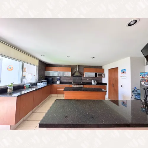 Casa En Venta Con Amplio Jardin En Cumbres Del Lago