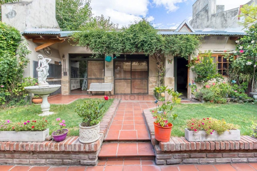 Casa En Venta De 3 Dormitorios Con Patio Y Cochera