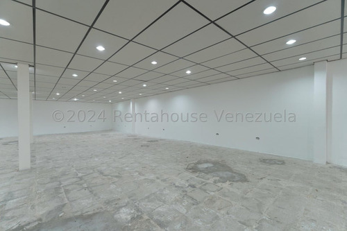 Los Dos Caminos !! A Pie De Calle, Excepcional Galpón O Edificio Comercial Con 2 Niveles Techados De 344 M2 Cada Uno, Más Terraza De 350 M2, Para Total De 1.038 M2 Construcción, Estac. Para 8 Vehíc.