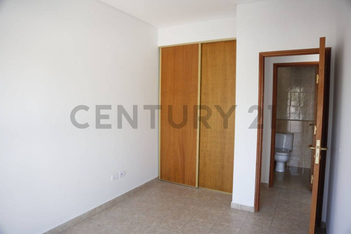 Venta De 1 Departamento Con Balcón Y Cochera En La Plata.